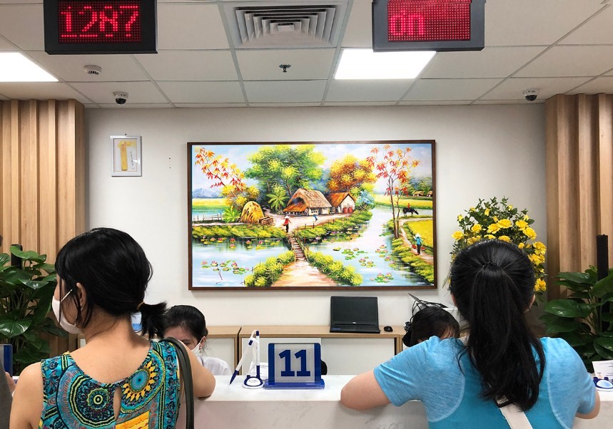 Tranh đá quý làng quê treo trong bệnh viện