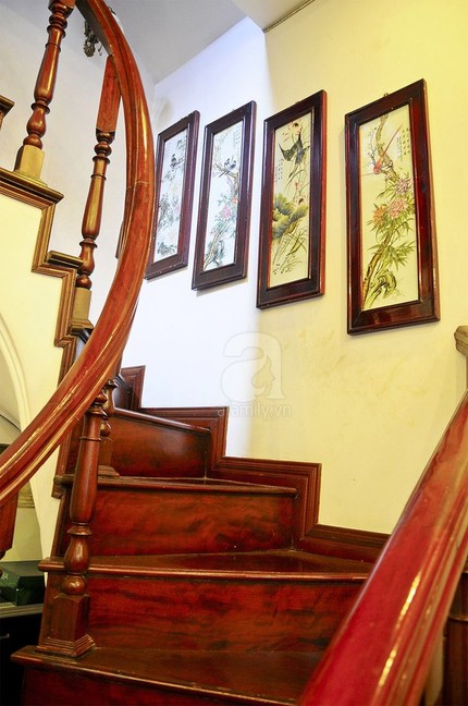 Cách treo tranh tứ quý ở cầu thang