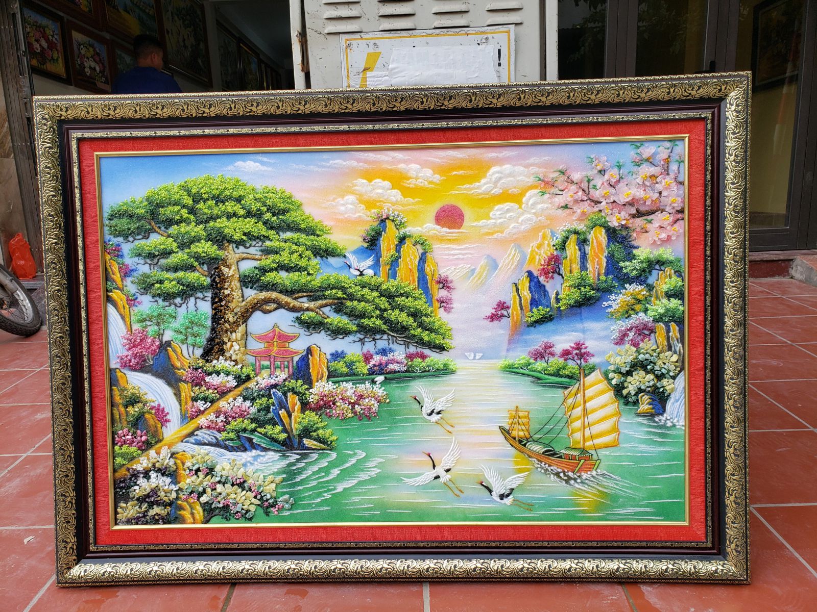 tranh tùng đón khách