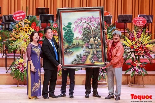 Tranh đá quý làm quà tặng